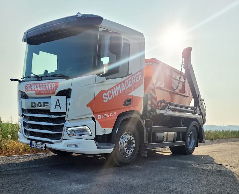 Absetzkipper (DAF) von Containerdienst Schmaderer mit Absetzcontainer